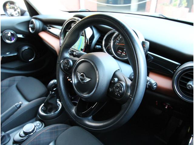 MINI クーパー セブン LEDオートライト レインセンサー 専用ハーフレザーシート クルーズコントロール 純正HDDナビ ブルートゥース AUX&USB入力 バックカメラ ドライブレコーダー 専用17インチアルミ ETC(30枚目)