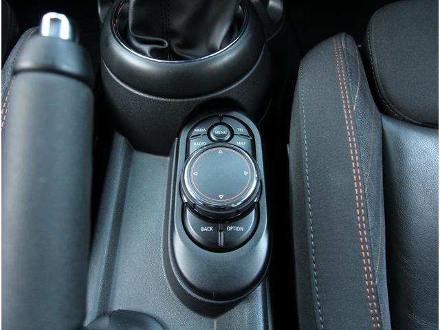 MINI クーパー セブン LEDオートライト レインセンサー 専用ハーフレザーシート クルーズコントロール 純正HDDナビ ブルートゥース AUX&USB入力 バックカメラ ドライブレコーダー 専用17インチアルミ ETC(38枚目)