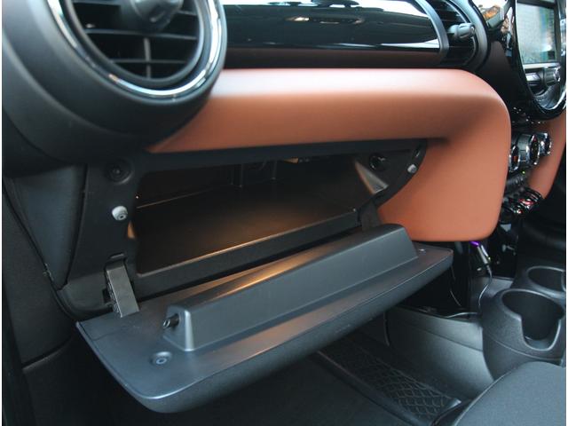 MINI クーパー セブン LEDオートライト レインセンサー 専用ハーフレザーシート クルーズコントロール 純正HDDナビ ブルートゥース AUX&USB入力 バックカメラ ドライブレコーダー 専用17インチアルミ ETC(39枚目)