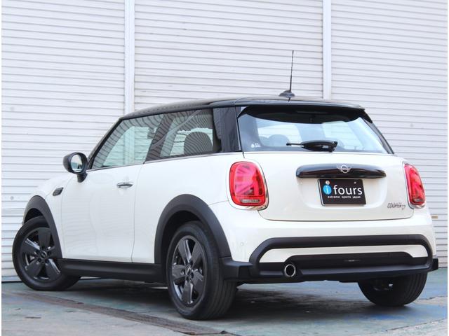 ＭＩＮＩ クーパーＤ　クラシック・トリム　インテリジェントセーフティ　ＬＥＤオートライト　ハーフレザーシート　ドライビングモード　ディスプレイオーディオ　アップルカープレイ　ポータブルナビ　前後障害物センサー　純正１６インチアルミ　ＥＴＣ（3枚目）