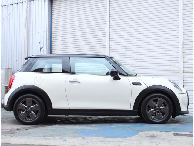 ＭＩＮＩ クーパーＤ　クラシック・トリム　インテリジェントセーフティ　ＬＥＤオートライト　ハーフレザーシート　ドライビングモード　ディスプレイオーディオ　アップルカープレイ　ポータブルナビ　前後障害物センサー　純正１６インチアルミ　ＥＴＣ（6枚目）