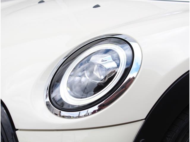 ＭＩＮＩ クーパーＤ　クラシック・トリム　インテリジェントセーフティ　ＬＥＤオートライト　ハーフレザーシート　ドライビングモード　ディスプレイオーディオ　アップルカープレイ　ポータブルナビ　前後障害物センサー　純正１６インチアルミ　ＥＴＣ（9枚目）