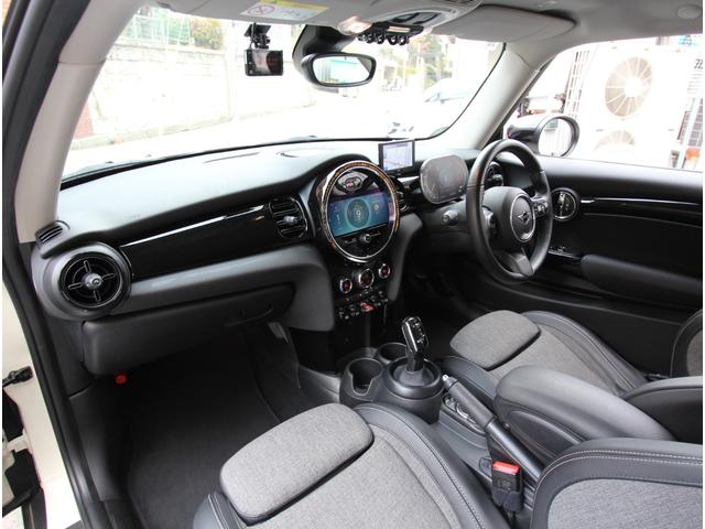 ＭＩＮＩ クーパーＤ　クラシック・トリム　インテリジェントセーフティ　ＬＥＤオートライト　ハーフレザーシート　ドライビングモード　ディスプレイオーディオ　アップルカープレイ　ポータブルナビ　前後障害物センサー　純正１６インチアルミ　ＥＴＣ（10枚目）