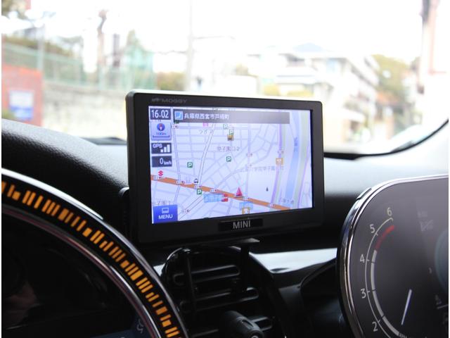 ＭＩＮＩ クーパーＤ　クラシック・トリム　インテリジェントセーフティ　ＬＥＤオートライト　ハーフレザーシート　ドライビングモード　ディスプレイオーディオ　アップルカープレイ　ポータブルナビ　前後障害物センサー　純正１６インチアルミ　ＥＴＣ（14枚目）