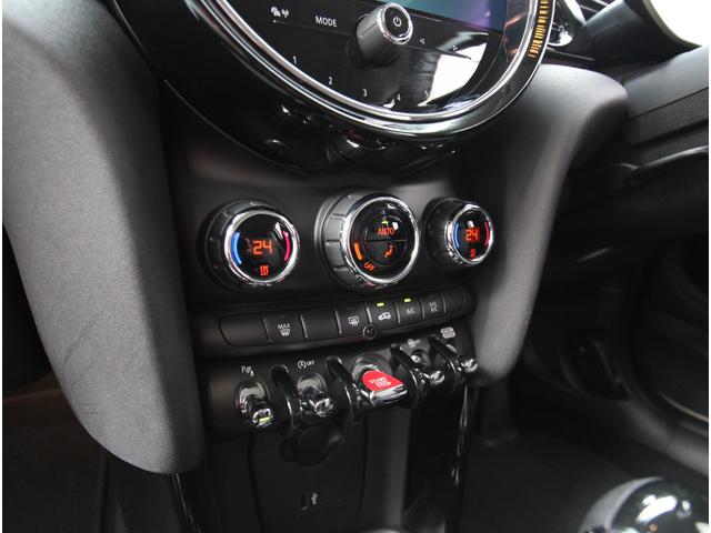 ＭＩＮＩ クーパーＤ　クラシック・トリム　インテリジェントセーフティ　ＬＥＤオートライト　ハーフレザーシート　ドライビングモード　ディスプレイオーディオ　アップルカープレイ　ポータブルナビ　前後障害物センサー　純正１６インチアルミ　ＥＴＣ（16枚目）