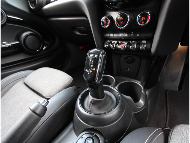 ＭＩＮＩ クーパーＤ　クラシック・トリム　インテリジェントセーフティ　ＬＥＤオートライト　ハーフレザーシート　ドライビングモード　ディスプレイオーディオ　アップルカープレイ　ポータブルナビ　前後障害物センサー　純正１６インチアルミ　ＥＴＣ（17枚目）