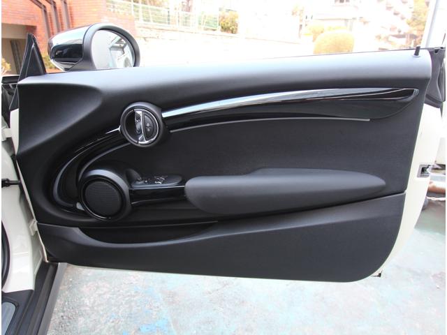 ＭＩＮＩ クーパーＤ　クラシック・トリム　インテリジェントセーフティ　ＬＥＤオートライト　ハーフレザーシート　ドライビングモード　ディスプレイオーディオ　アップルカープレイ　ポータブルナビ　前後障害物センサー　純正１６インチアルミ　ＥＴＣ（25枚目）