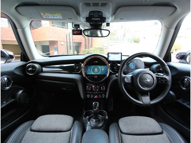 ＭＩＮＩ クーパーＤ　クラシック・トリム　インテリジェントセーフティ　ＬＥＤオートライト　ハーフレザーシート　ドライビングモード　ディスプレイオーディオ　アップルカープレイ　ポータブルナビ　前後障害物センサー　純正１６インチアルミ　ＥＴＣ（27枚目）