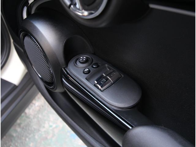 ＭＩＮＩ クーパーＤ　クラシック・トリム　インテリジェントセーフティ　ＬＥＤオートライト　ハーフレザーシート　ドライビングモード　ディスプレイオーディオ　アップルカープレイ　ポータブルナビ　前後障害物センサー　純正１６インチアルミ　ＥＴＣ（35枚目）