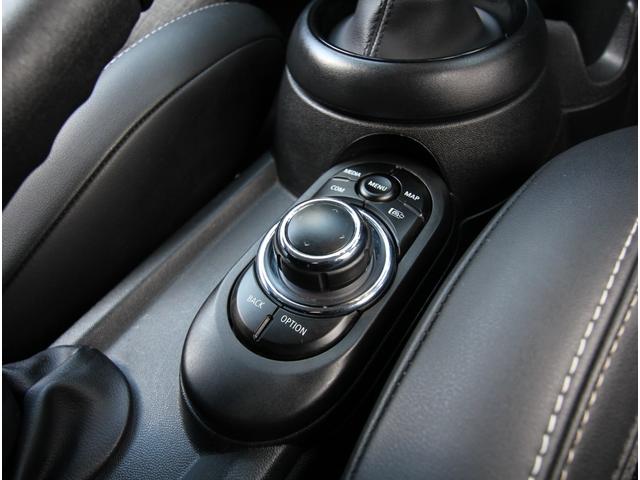 ＭＩＮＩ クーパーＤ　クラシック・トリム　インテリジェントセーフティ　ＬＥＤオートライト　ハーフレザーシート　ドライビングモード　ディスプレイオーディオ　アップルカープレイ　ポータブルナビ　前後障害物センサー　純正１６インチアルミ　ＥＴＣ（41枚目）