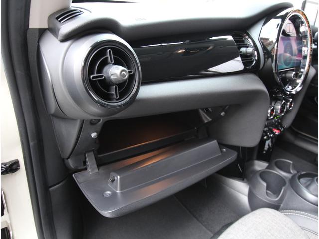 ＭＩＮＩ クーパーＤ　クラシック・トリム　インテリジェントセーフティ　ＬＥＤオートライト　ハーフレザーシート　ドライビングモード　ディスプレイオーディオ　アップルカープレイ　ポータブルナビ　前後障害物センサー　純正１６インチアルミ　ＥＴＣ（42枚目）