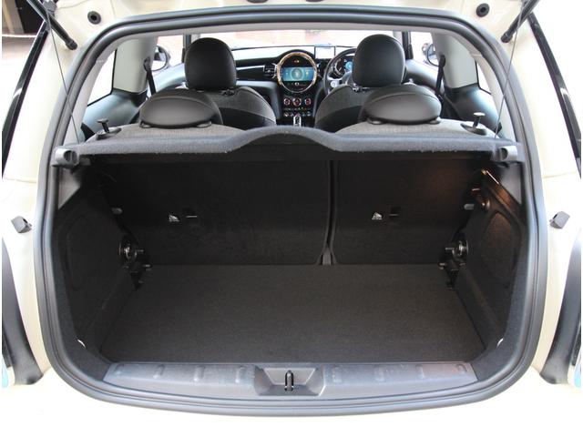 ＭＩＮＩ クーパーＤ　クラシック・トリム　インテリジェントセーフティ　ＬＥＤオートライト　ハーフレザーシート　ドライビングモード　ディスプレイオーディオ　アップルカープレイ　ポータブルナビ　前後障害物センサー　純正１６インチアルミ　ＥＴＣ（46枚目）