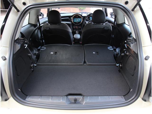 ＭＩＮＩ クーパーＤ　クラシック・トリム　インテリジェントセーフティ　ＬＥＤオートライト　ハーフレザーシート　ドライビングモード　ディスプレイオーディオ　アップルカープレイ　ポータブルナビ　前後障害物センサー　純正１６インチアルミ　ＥＴＣ（47枚目）