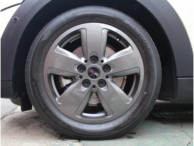 ＭＩＮＩ クーパーＤ　クラシック・トリム　インテリジェントセーフティ　ＬＥＤオートライト　ハーフレザーシート　ドライビングモード　ディスプレイオーディオ　アップルカープレイ　ポータブルナビ　前後障害物センサー　純正１６インチアルミ　ＥＴＣ（53枚目）