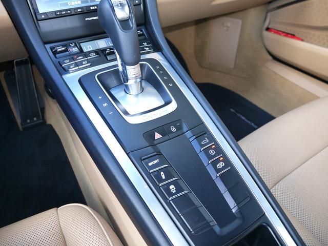 ９１１ ９１１カレラＳ　２０インチカレラＳホイール　ヒーター付きカーボンコンビステアリング　シートヒーター＆クーラー　スポーツエクゾースト　ナビＴＶ　ＥＴＣ　Ｂカメラ　ＧＰＳレーダー　ｂｌｕｅｔｏｏｔｈ　アルカンターラルーフ（24枚目）