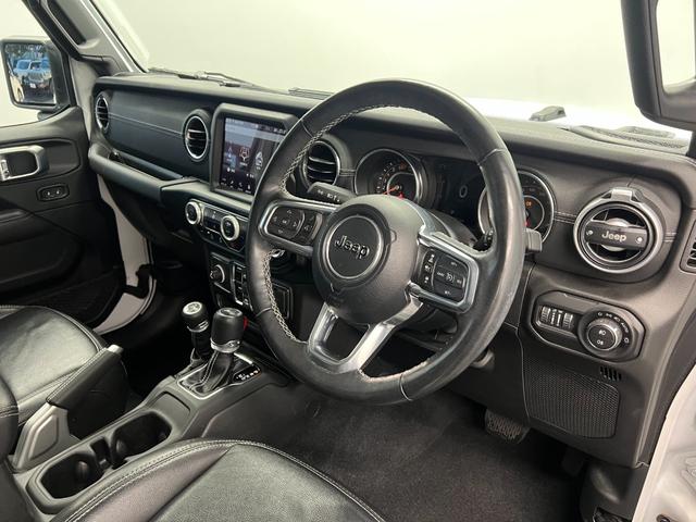 ジープ・ラングラーアンリミテッド サハラ　ワンオーナー　レザーシート　シートヒーター　ＡｐｐｌｅＣａｒＰｌａｙ　Ｂｌｕｅｔｏｏｔｈ　純正ナビ　フルセグ　ＬＥＤヘッドライト　前面衝突警報　アダプティブクルーズコントロール　Ｂカメラ　認定中古車（66枚目）