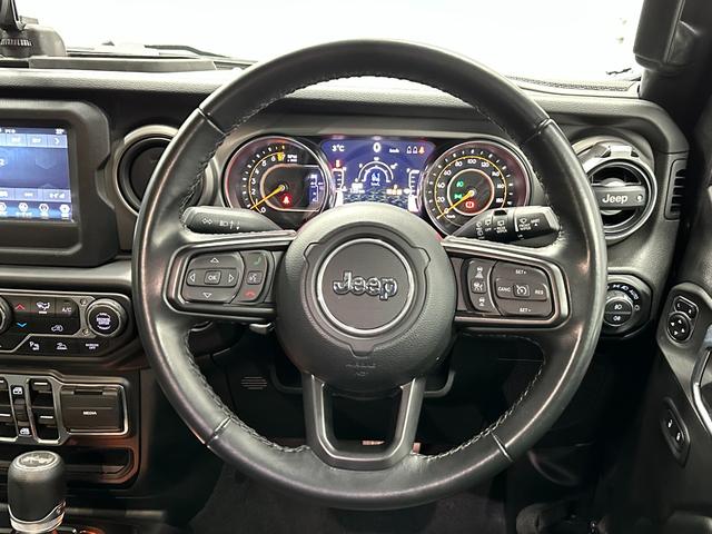 ジープ・ラングラーアンリミテッド スポーツ　ワンオーナー　ＬＥＤライト搭載モデル　ＡｐｐｌｅＣａｒＰｌａｙ　Ｂｌｕｅｔｏｏｔｈ　クルーズコントロール　バックカメラ　サイドカメラ　純正１７インチアルミホイール　認定中古車保証付（64枚目）
