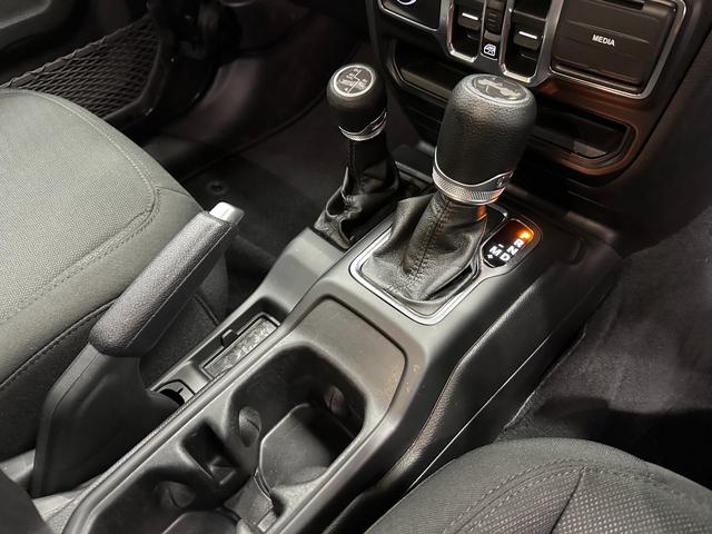 ジープ・ラングラーアンリミテッド スポーツ　ワンオーナー　ＬＥＤライト搭載モデル　ＡｐｐｌｅＣａｒＰｌａｙ　Ｂｌｕｅｔｏｏｔｈ　クルーズコントロール　バックカメラ　サイドカメラ　純正１７インチアルミホイール　認定中古車保証付（74枚目）