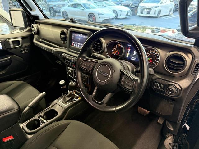 ジープ・ラングラーアンリミテッド スポーツ　ＡｐｐｌｅＣａｒＰｌａｙ　Ｂｌｕｅｔｏｏｔｈ　クルーズコントロール　バックカメラ　純正１７インチアルミホイール　フロントカメラ　サイドカメラ　バックカメラ　衝突被害軽減ブレーキ　認定中古車保証付き（56枚目）