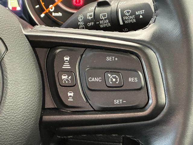 ジープ・ラングラーアンリミテッド スポーツ　ユーザー様下取車　ワンオーナー　ＬＥＤヘッドライト　ＡｐｐｌｅＣａｒＰｌａｙ　Ｂｌｕｅｔｏｏｔｈ　アダプティブクルーズコントロール　バックカメラ　ＥＴＣ　純正１７インチアルミホイール　認定中古車保証（30枚目）
