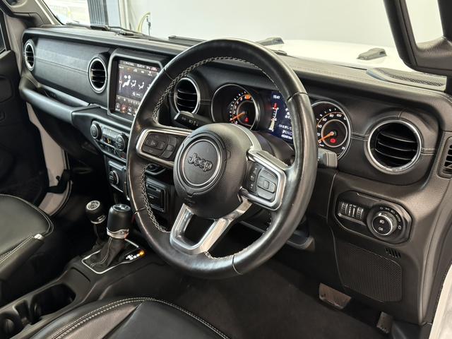 ジープ・ラングラーアンリミテッド サハラ　レザーシート　シートヒーター　ＡｐｐｌｅＣａｒＰｌａｙ　Ｂｌｕｅｔｏｏｔｈ　純正ナビゲーション　フルセグ　ＬＥＤヘッドライト　前面衝突警報　ＡＣＣ　バックカメラ　ワンオーナー　認定中古車保証付（8枚目）