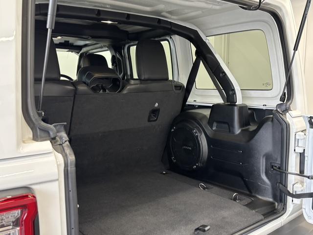 ジープ・ラングラーアンリミテッド サハラ　レザーシート　シートヒーター　ＡｐｐｌｅＣａｒＰｌａｙ　Ｂｌｕｅｔｏｏｔｈ　純正ナビゲーション　フルセグ　ＬＥＤヘッドライト　前面衝突警報　ＡＣＣ　バックカメラ　ワンオーナー　認定中古車保証付（11枚目）