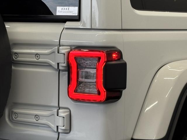 ジープ・ラングラーアンリミテッド サハラ　レザーシート　シートヒーター　ＡｐｐｌｅＣａｒＰｌａｙ　Ｂｌｕｅｔｏｏｔｈ　純正ナビゲーション　フルセグ　ＬＥＤヘッドライト　前面衝突警報　ＡＣＣ　バックカメラ　ワンオーナー　認定中古車保証付（21枚目）