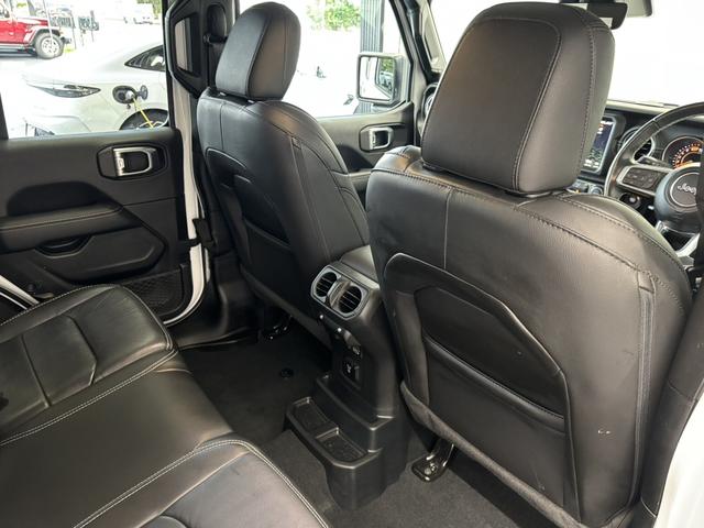 ジープ・ラングラーアンリミテッド サハラ　レザーシート　シートヒーター　ＡｐｐｌｅＣａｒＰｌａｙ　Ｂｌｕｅｔｏｏｔｈ　純正ナビゲーション　フルセグ　ＬＥＤヘッドライト　前面衝突警報　ＡＣＣ　バックカメラ　ワンオーナー　認定中古車保証付（43枚目）