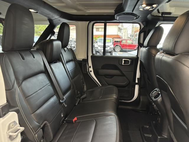 ジープ・ラングラーアンリミテッド サハラ　レザーシート　シートヒーター　ＡｐｐｌｅＣａｒＰｌａｙ　Ｂｌｕｅｔｏｏｔｈ　純正ナビゲーション　フルセグ　ＬＥＤヘッドライト　前面衝突警報　ＡＣＣ　バックカメラ　ワンオーナー　認定中古車保証付（44枚目）
