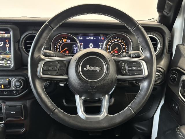ジープ・ラングラーアンリミテッド サハラ　レザーシート　シートヒーター　ＡｐｐｌｅＣａｒＰｌａｙ　Ｂｌｕｅｔｏｏｔｈ　純正ナビゲーション　フルセグ　ＬＥＤヘッドライト　前面衝突警報　ＡＣＣ　バックカメラ　ワンオーナー　認定中古車保証付（68枚目）