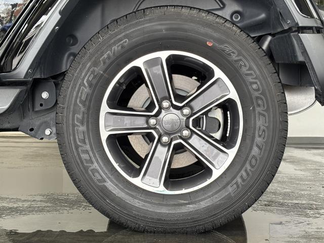 ジープ・ラングラーアンリミテッド サハラ レザーシート シートヒーター AppleCarPlay Bluetooth 純正ナビ フルセグ LED 前面衝突警報 アダプティブクルーズコントロール バックカメラ ワンオーナー 認定中古車保証付(24枚目)