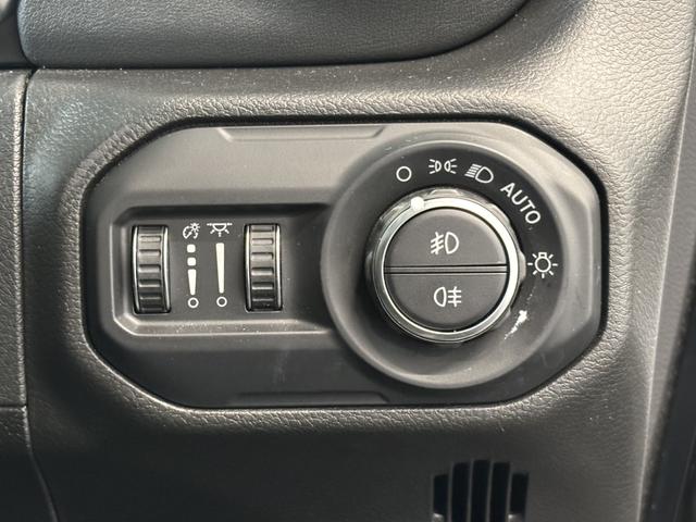 ジープ・ラングラーアンリミテッド サハラ レザーシート シートヒーター AppleCarPlay Bluetooth 純正ナビ フルセグ LED 前面衝突警報 アダプティブクルーズコントロール バックカメラ ワンオーナー 認定中古車保証付(41枚目)