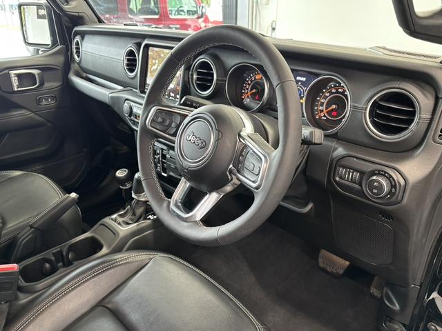 ジープ・ラングラーアンリミテッド サハラ レザーシート シートヒーター AppleCarPlay Bluetooth 純正ナビ フルセグ LED 前面衝突警報 アダプティブクルーズコントロール バックカメラ ワンオーナー 認定中古車保証付(61枚目)
