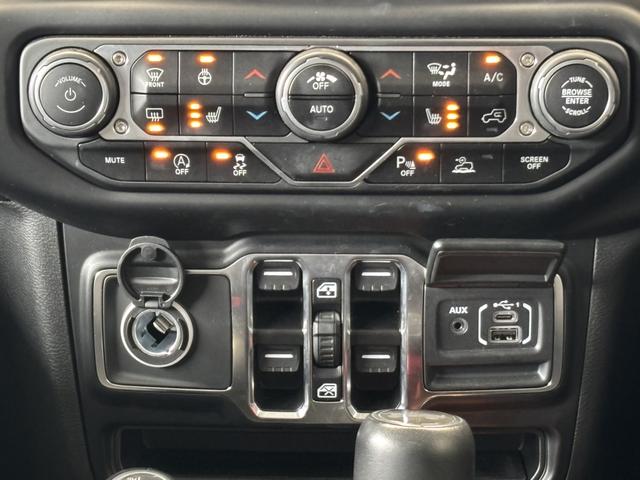 ジープ・ラングラーアンリミテッド サハラ レザーシート シートヒーター AppleCarPlay Bluetooth 純正ナビ フルセグ LED 前面衝突警報 アダプティブクルーズコントロール バックカメラ ワンオーナー 認定中古車保証付(69枚目)