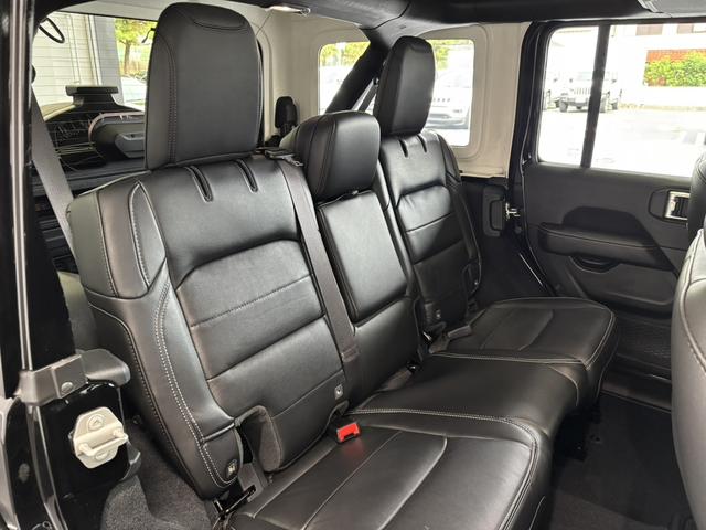ジープ・ラングラーアンリミテッド サハラ レザーシート シートヒーター AppleCarPlay Bluetooth 純正ナビ フルセグ LED 前面衝突警報 アダプティブクルーズコントロール バックカメラ ワンオーナー 認定中古車保証付(72枚目)