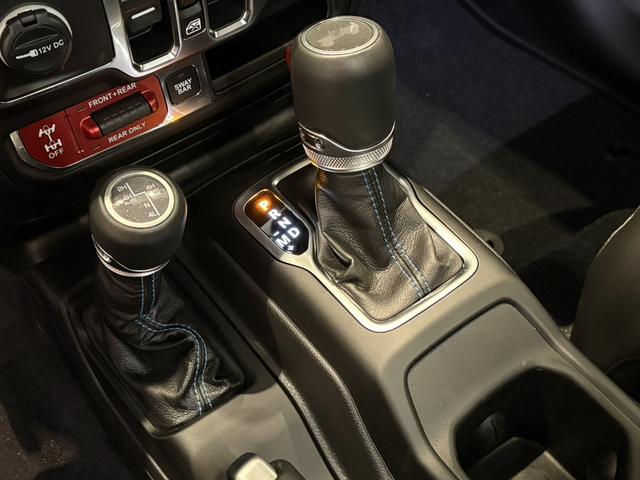 ジープ・ラングラーアンリミテッド４ｘｅ ルビコン４ｘｅ　レザーシート　シートヒーター　ＡｐｐｌｅＣａｒＰｌａｙ　Ｂｌｕｅｔｏｏｔｈ　純正ナビゲーション　フルセグ　ＬＥＤヘッドライト　前面衝突警報　ＡＣＣ　バックカメラ　ワンオーナー　認定中古車保証付（70枚目）