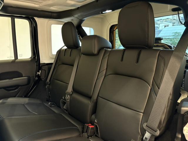 ジープ・ラングラーアンリミテッド４ｘｅ ルビコン４ｘｅ　レザーシート　シートヒーター　ＡｐｐｌｅＣａｒＰｌａｙ　Ｂｌｕｅｔｏｏｔｈ　純正ナビゲーション　フルセグ　ＬＥＤヘッドライト　前面衝突警報　ＡＣＣ　バックカメラ　ワンオーナー　認定中古車保証付（72枚目）