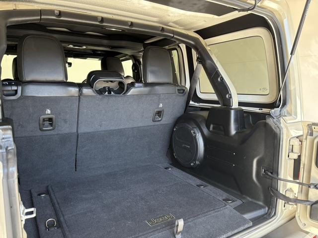 ジープ・ラングラーアンリミテッド リミテッドＥＤウィズサンライダフリップＴフォーハドＴ　限定車　レザーシート　シートヒーター　ＡｐｐｌｅＣａｒＰｌａｙ　Ｂｌｕｅｔｏｏｔｈ　純正ナビゲーション　フルセグ　ＬＥＤ　前面衝突警報　アダプティブクルーズコントロール　バックカメラ　認定中古車保証付（11枚目）