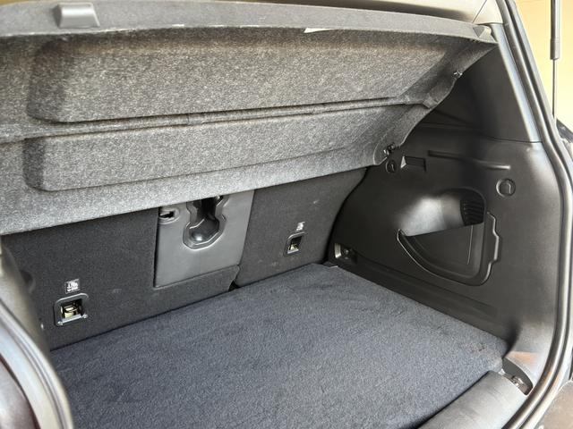 ジープ・レネゲード リミテッド LEDヘッドライト レザーシート シートヒーター AppleCarPlay Bluetooth 純正ナビゲーション フルセグ 前面衝突警報 ACC バックカメラ ワンオーナー 認定中古車保証付(11枚目)