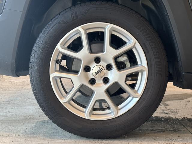 ジープ・レネゲード リミテッド LEDヘッドライト レザーシート シートヒーター AppleCarPlay Bluetooth 純正ナビゲーション フルセグ 前面衝突警報 ACC バックカメラ ワンオーナー 認定中古車保証付(24枚目)