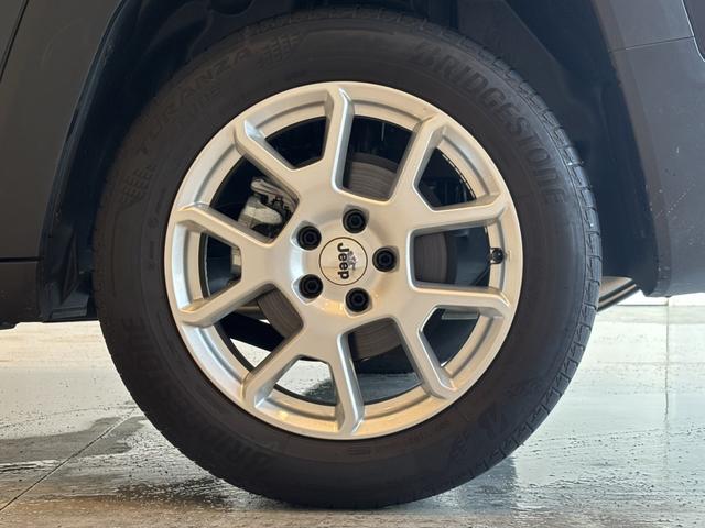 ジープ・レネゲード リミテッド LEDヘッドライト レザーシート シートヒーター AppleCarPlay Bluetooth 純正ナビゲーション フルセグ 前面衝突警報 ACC バックカメラ ワンオーナー 認定中古車保証付(25枚目)