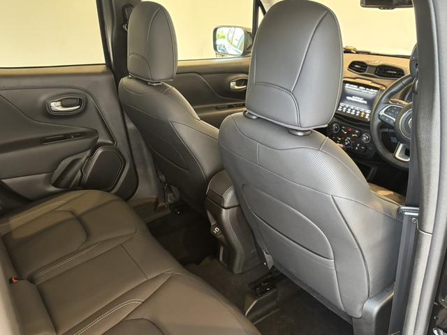 ジープ・レネゲード リミテッド LEDヘッドライト レザーシート シートヒーター AppleCarPlay Bluetooth 純正ナビゲーション フルセグ 前面衝突警報 ACC バックカメラ ワンオーナー 認定中古車保証付(43枚目)