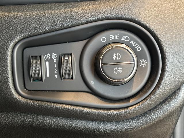 ジープ・レネゲード リミテッド LEDヘッドライト レザーシート シートヒーター AppleCarPlay Bluetooth 純正ナビゲーション フルセグ 前面衝突警報 ACC バックカメラ ワンオーナー 認定中古車保証付(72枚目)