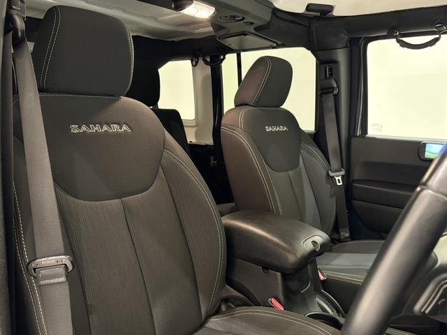 ジープ・ラングラーアンリミテッド サハラ ボディ色:ライノー ナビ 地デジ バックカメラ 純正18インチAWブラック塗装 オートヘッドライト ナンバー移設(9枚目)