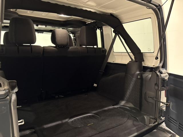 ジープ・ラングラーアンリミテッド サハラ ボディ色:ライノー ナビ 地デジ バックカメラ 純正18インチAWブラック塗装 オートヘッドライト ナンバー移設(11枚目)