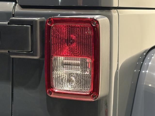 ジープ・ラングラーアンリミテッド サハラ ボディ色:ライノー ナビ 地デジ バックカメラ 純正18インチAWブラック塗装 オートヘッドライト ナンバー移設(21枚目)