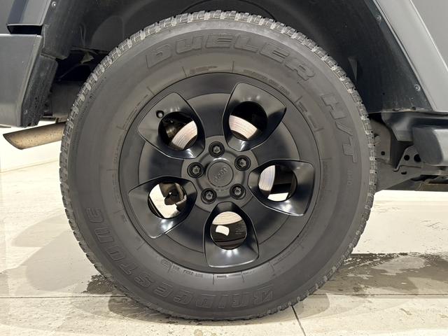 ジープ・ラングラーアンリミテッド サハラ ボディ色:ライノー ナビ 地デジ バックカメラ 純正18インチAWブラック塗装 オートヘッドライト ナンバー移設(23枚目)