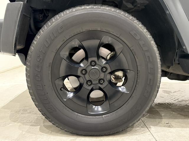 ジープ・ラングラーアンリミテッド サハラ ボディ色:ライノー ナビ 地デジ バックカメラ 純正18インチAWブラック塗装 オートヘッドライト ナンバー移設(24枚目)