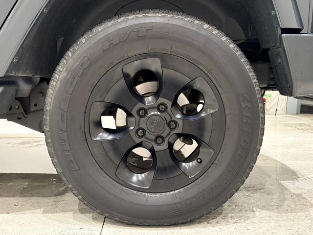 ジープ・ラングラーアンリミテッド サハラ ボディ色:ライノー ナビ 地デジ バックカメラ 純正18インチAWブラック塗装 オートヘッドライト ナンバー移設(25枚目)