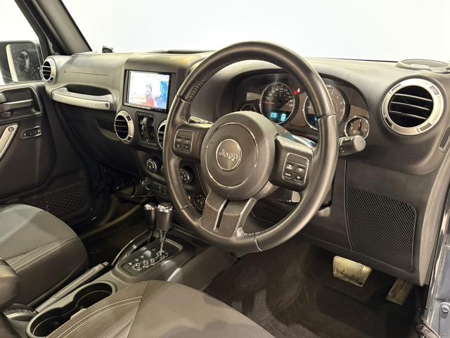 ジープ・ラングラーアンリミテッド サハラ ボディ色:ライノー ナビ 地デジ バックカメラ 純正18インチAWブラック塗装 オートヘッドライト ナンバー移設(26枚目)